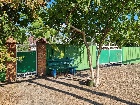 Азовский район, В с. З-Обрыв: дом 62 кв. м в центре, газ, вода в доме, сл. яма, скважина, уч. 28 сот., въезд кр. год, торг.  10