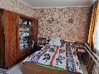 Азовский район, В с. З-Обрыв: дом 62 кв. м в центре, газ, вода в доме, сл. яма, скважина, уч. 28 сот., въезд кр. год, торг.  11