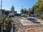 Азовский район, В с. З-Обрыв: дом 62 кв. м в центре, газ, вода в доме, сл. яма, скважина, уч. 28 сот., въезд кр. год, торг.  3
