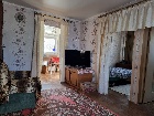 Азовский район, В с. З-Обрыв: дом 62 кв. м в центре, газ, вода в доме, сл. яма, скважина, уч. 28 сот., въезд кр. год, торг.  8